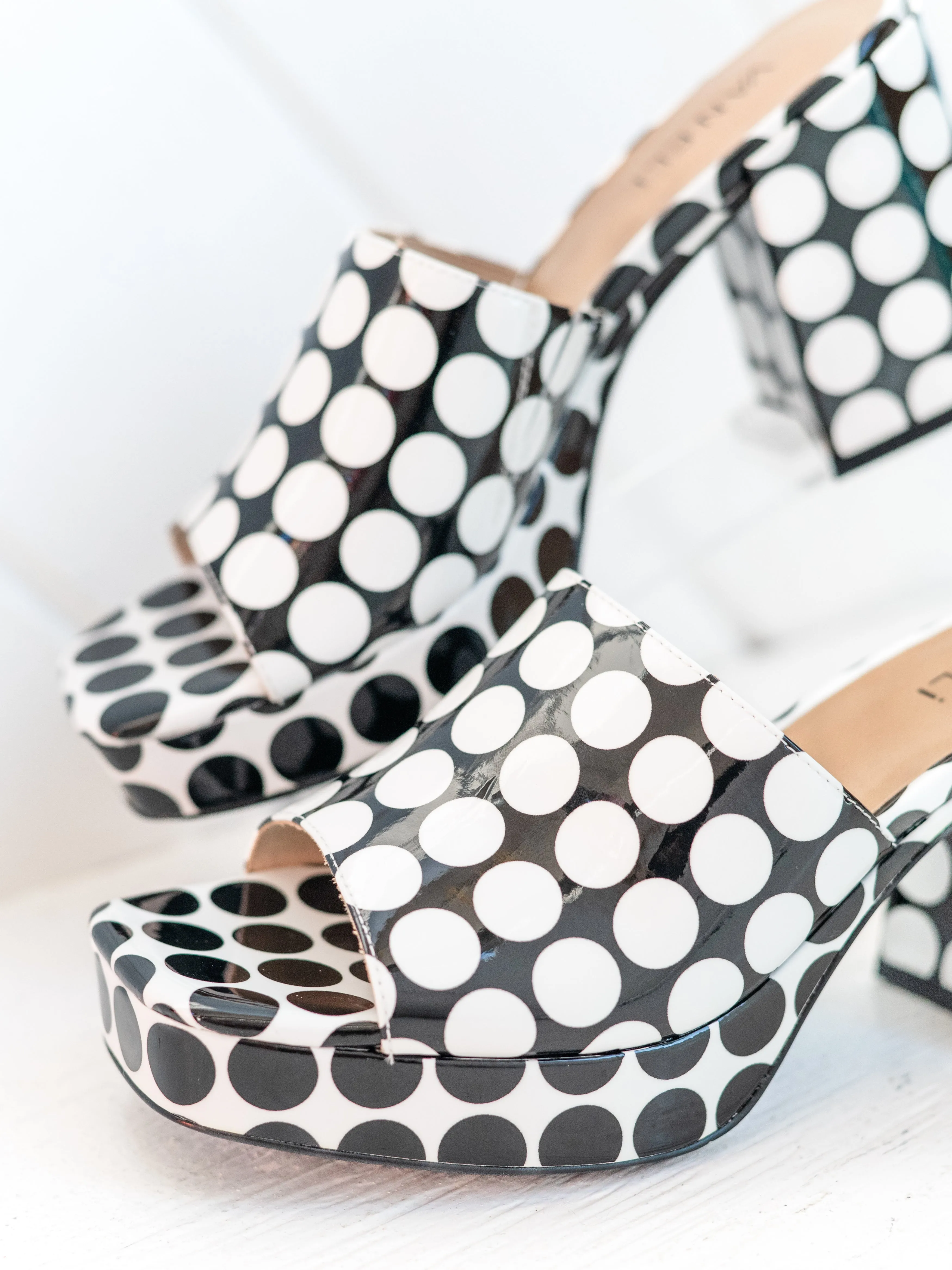 Moyra Black/White Big Dots by Vaneli